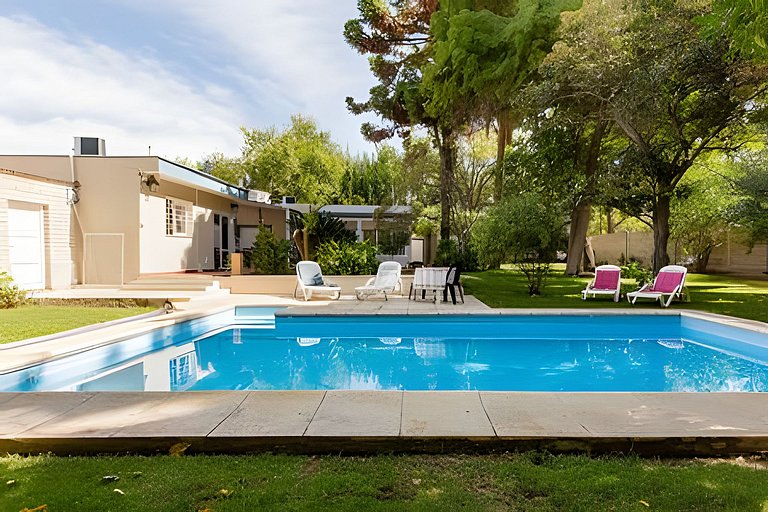 Suíte & Piscina em Jardim Exuberante (A/C, Banheiro Priv., E
