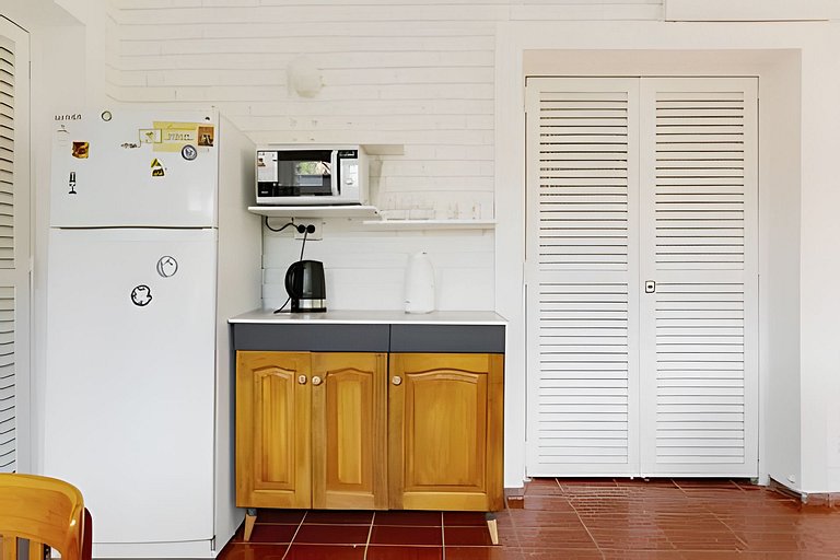 Habitación con baño privado y con vista a frondoso jardín.