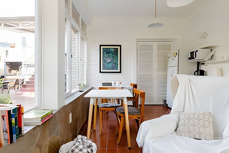 Habitación con baño privado y con vista a frondoso jardín.