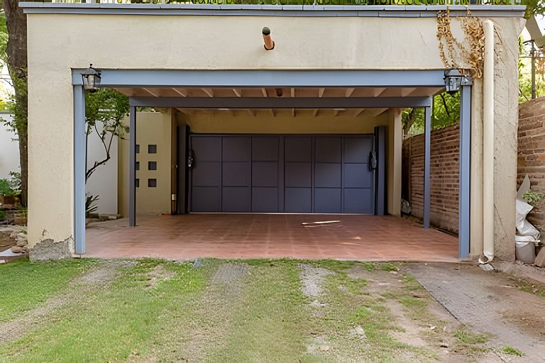 Habitación con baño privado y con vista a frondoso jardín.
