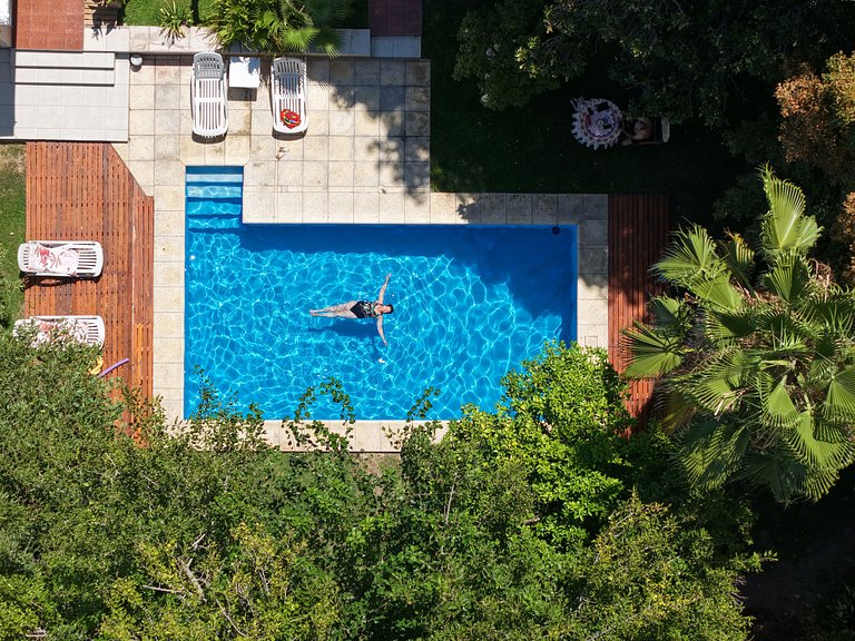 Suíte & Piscina em Jardim Exuberante (A/C, Banheiro Priv., E