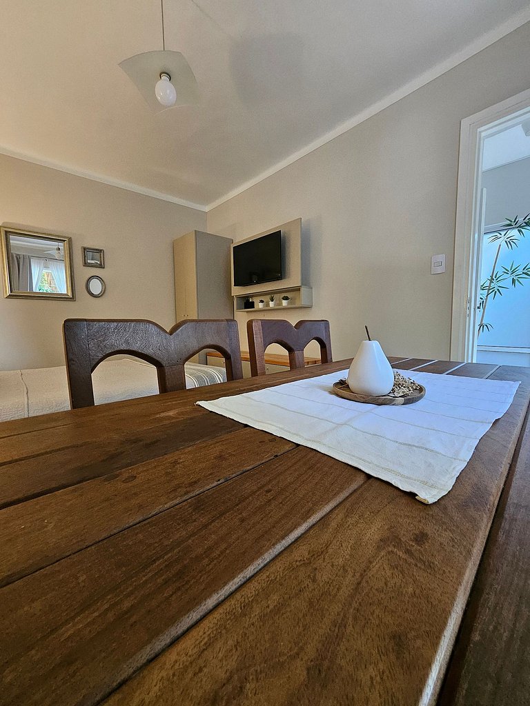 Habitación con baño privado y con vista a frondoso jardín.