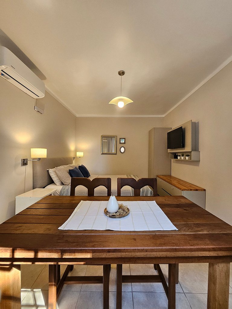 Habitación con baño privado y con vista a frondoso jardín.