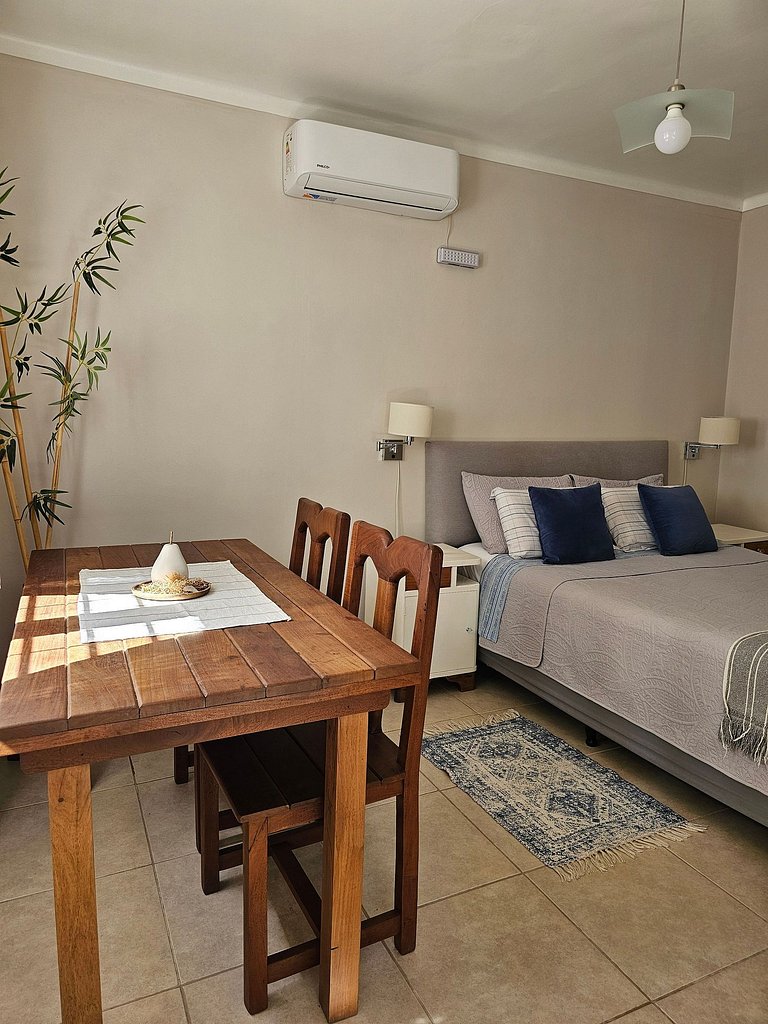Habitación con baño privado y con vista a frondoso jardín.