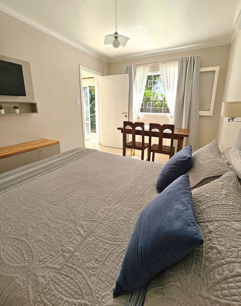 Habitación con baño privado y con vista a frondoso jardín.