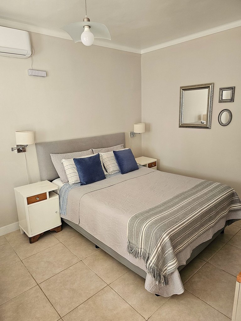 Habitación con baño privado y con vista a frondoso jardín.
