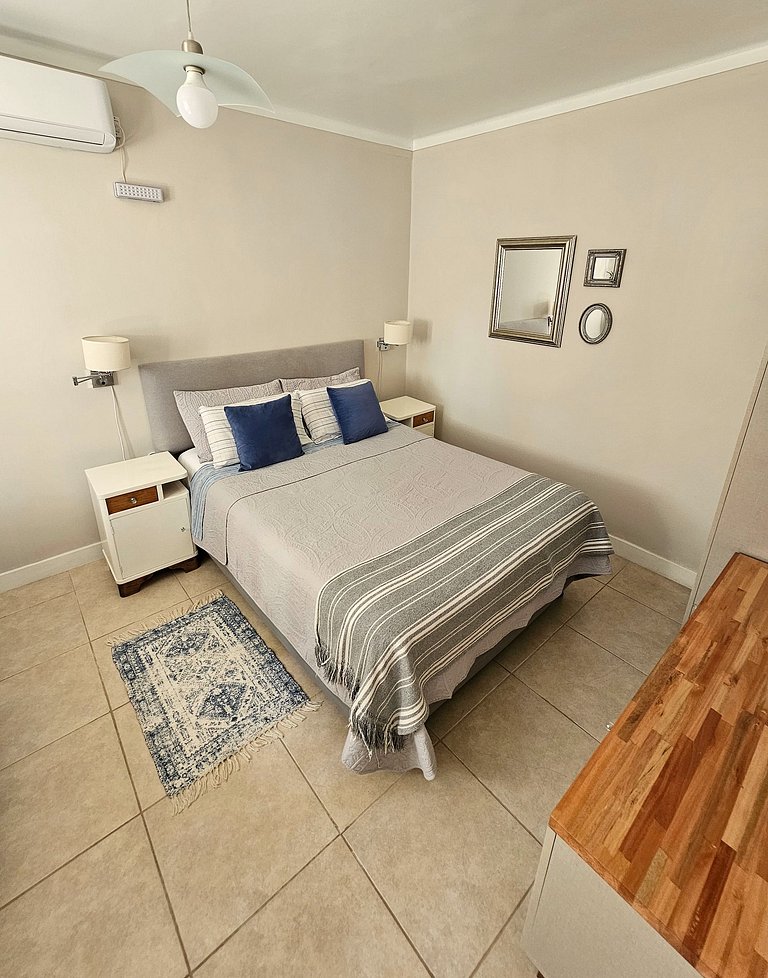 Habitación con baño privado y con vista a frondoso jardín.