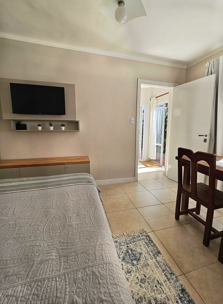 Habitación con baño privado y con vista a frondoso jardín.
