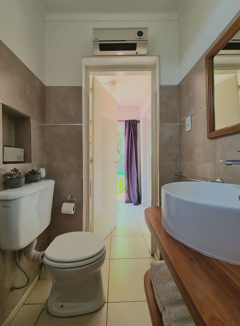 Habitación con baño privado y con vista a frondoso jardín.