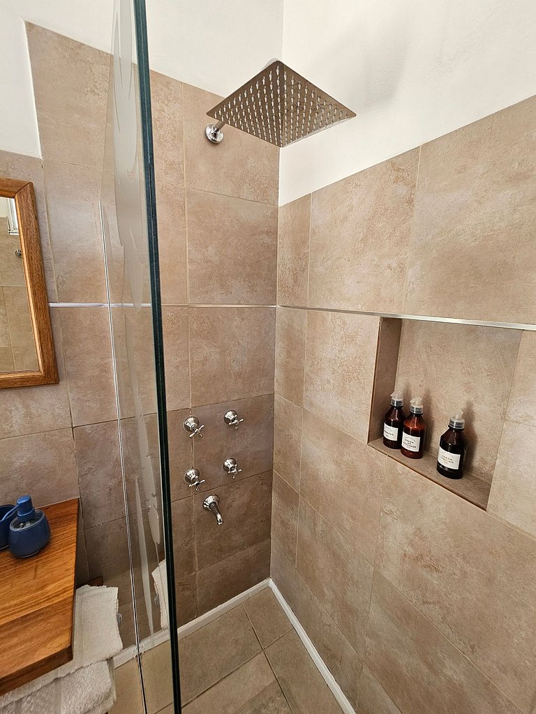 Habitación con baño privado y con vista a frondoso jardín.