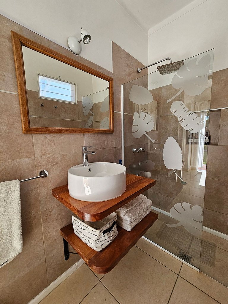 Habitación con baño privado y con vista a frondoso jardín.