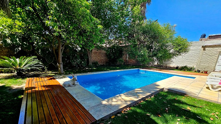 Habitación con baño privado y con vista a frondoso jardín.