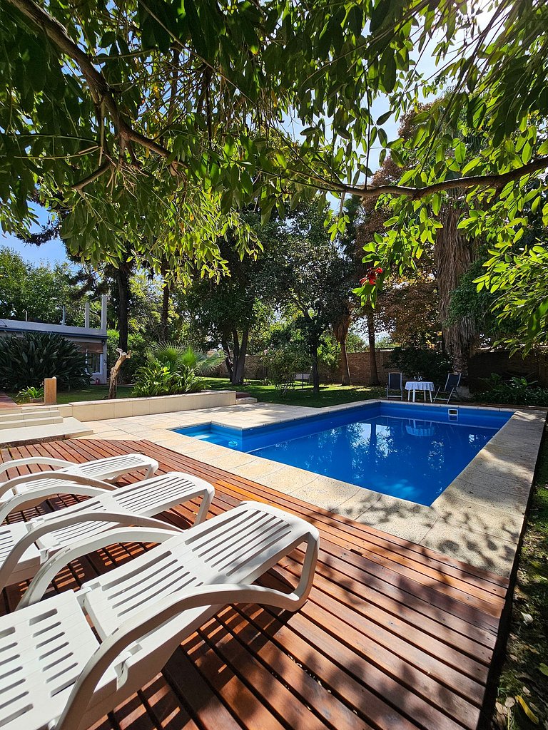 Habitación con baño privado y con vista a frondoso jardín.