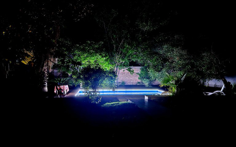 Suíte & Piscina em Jardim Exuberante (A/C, Banheiro Priv., E