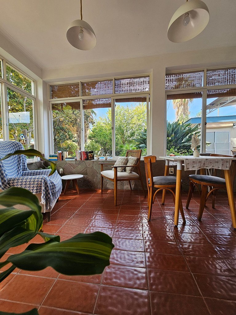 Habitación con baño privado y con vista a frondoso jardín.