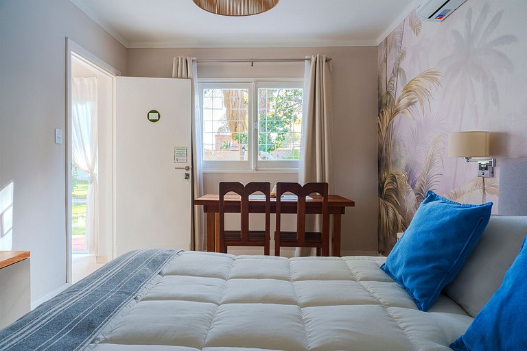 Habitación con baño privado y con vista a frondoso jardín.