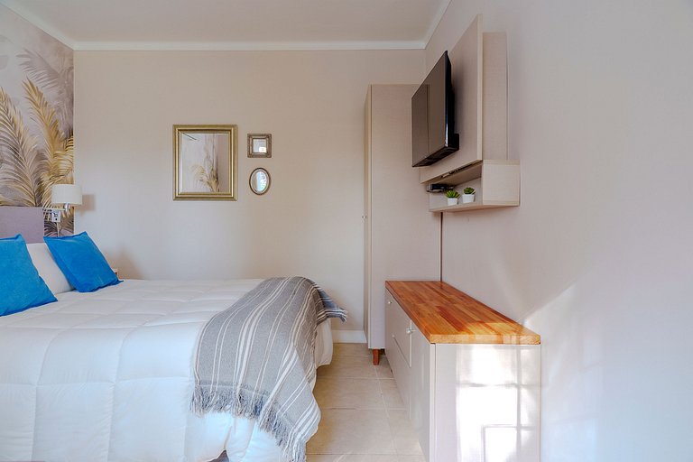 Habitación con baño privado y con vista a frondoso jardín.