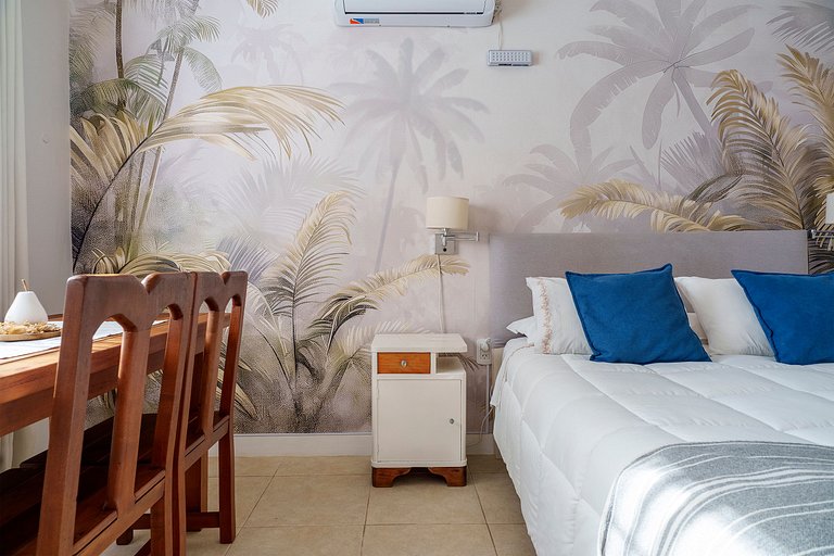 Habitación con baño privado y con vista a frondoso jardín.