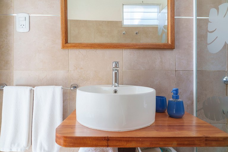 Habitación con baño privado y con vista a frondoso jardín.