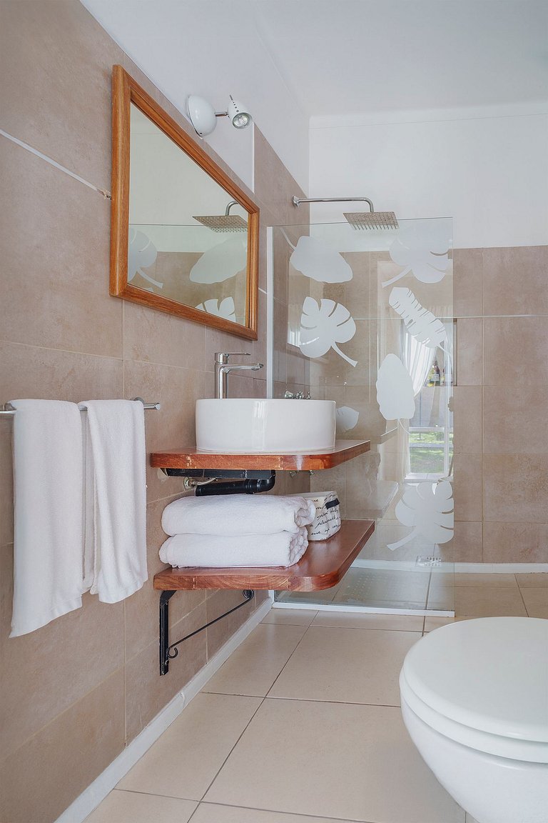 Habitación con baño privado y con vista a frondoso jardín.
