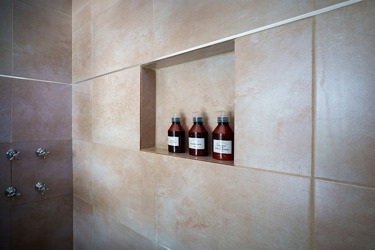Habitación con baño privado y con vista a frondoso jardín.