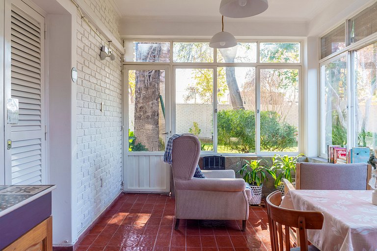 Habitación con baño privado y con vista a frondoso jardín.