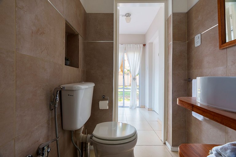 Habitación con baño privado y con vista a frondoso jardín.