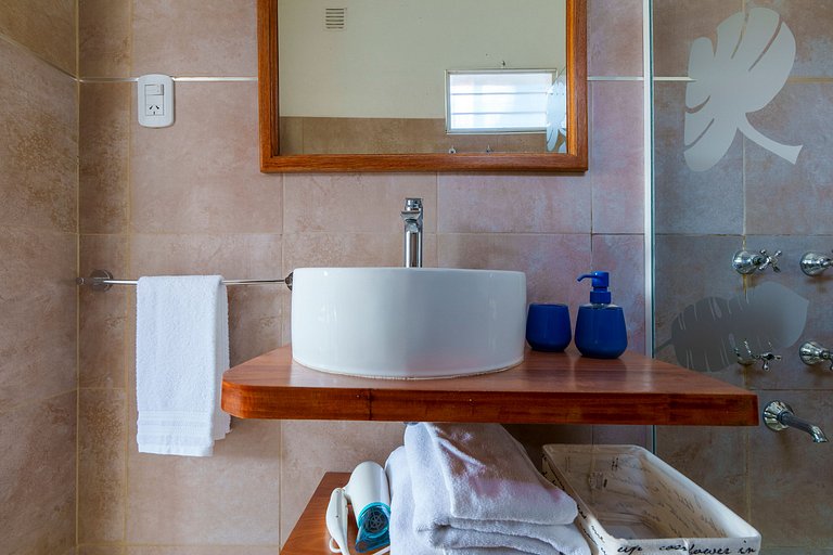 Habitación con baño privado y con vista a frondoso jardín.