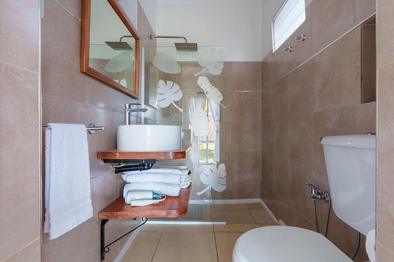 Habitación con baño privado y con vista a frondoso jardín.