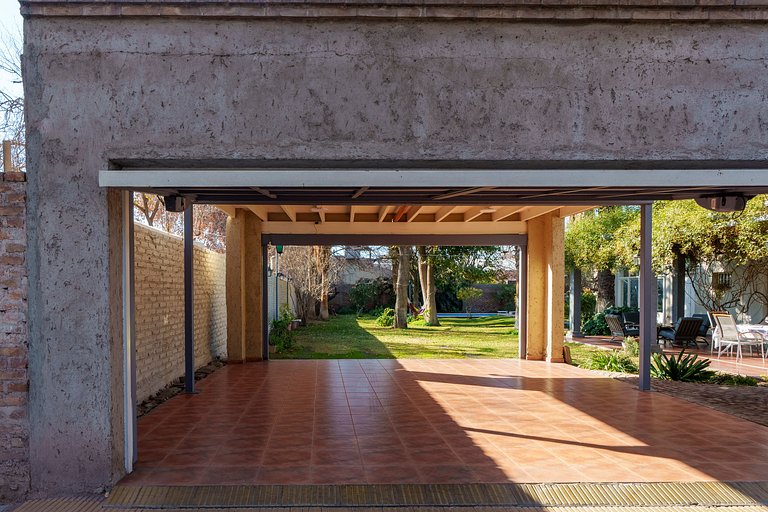 Habitación con baño privado y con vista a frondoso jardín.