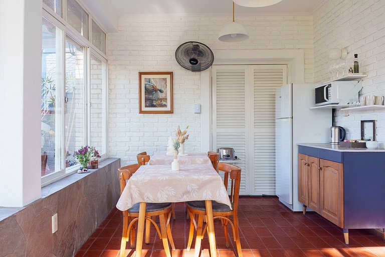 Habitación con baño privado y con vista a frondoso jardín.