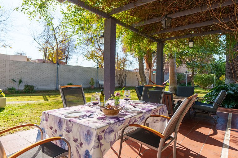 Buen Viaje Mendoza com vista para o jardim.
