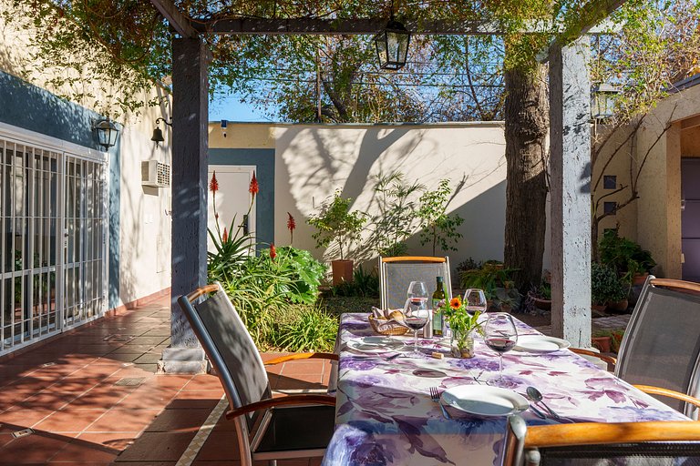 Suíte & Piscina em Jardim Exuberante (A/C, Banheiro Priv., E