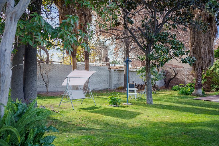 Habitación con baño privado y con vista a frondoso jardín.