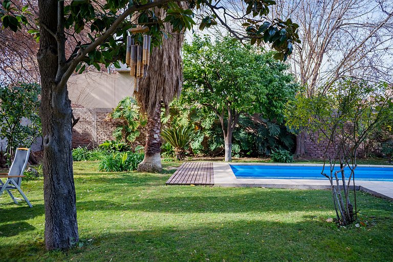 Habitación con baño privado y con vista a frondoso jardín.