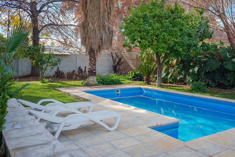 Habitación con baño privado y con vista a frondoso jardín.