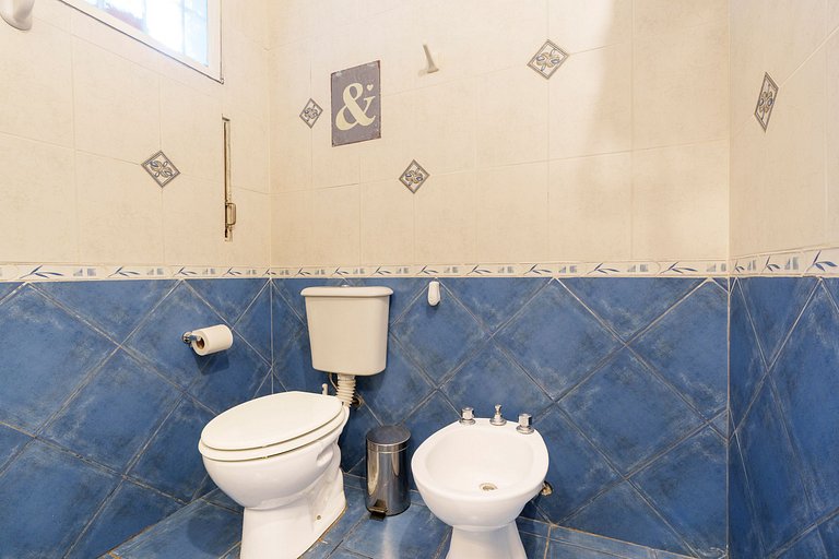 Acogedora habitación con jardín y piscina, a 10 min centro,