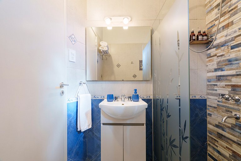 Acogedora habitación con jardín y piscina, a 10 min centro,
