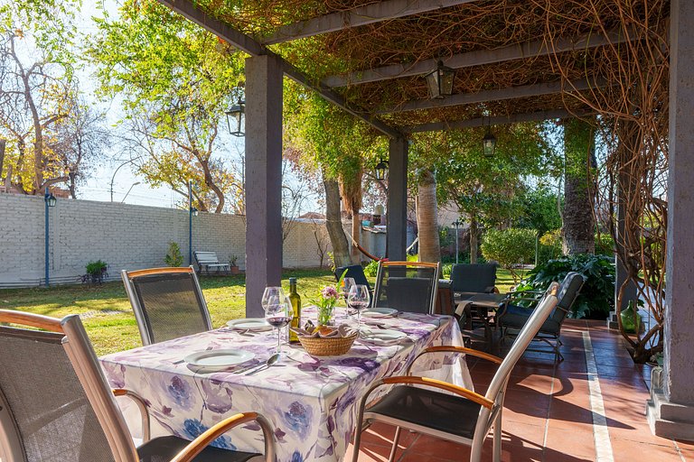 Acogedora habitación con jardín y piscina, a 10 min centro,