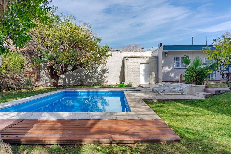 Acogedora habitación con jardín y piscina, a 10 min centro,