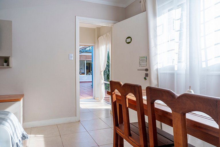 Habitación con baño privado y con vista a frondoso jardín.
